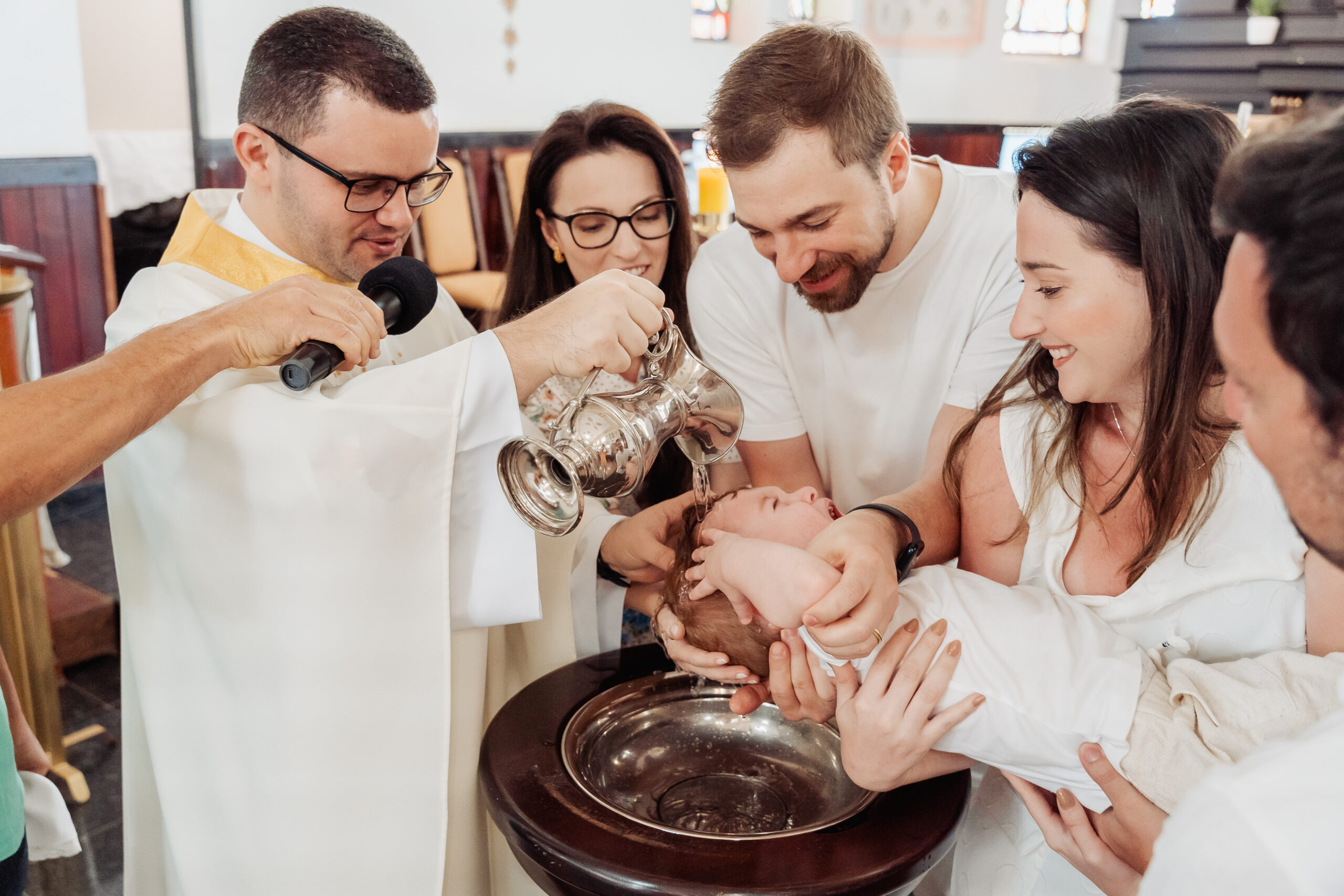 Mãe abraçando filho com carinho em um momento emocionante